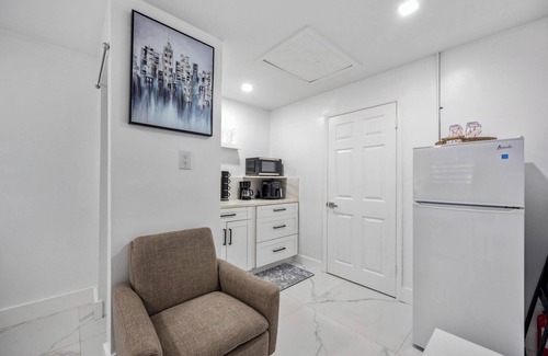 Carol City Apartamento | Deluxe studio in fabulous Miami Gardens with a nice King Bed, AC, Wi-Fi