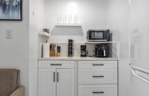 Carol City Apartamento | Deluxe studio in fabulous Miami Gardens with a nice King Bed, AC, Wi-Fi