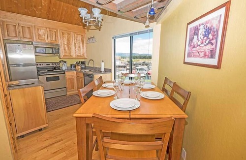 Tahoe Keys Condominio | Deluxe Studio Condo with Private Boat Dock - Spend a Month In Tahoe!