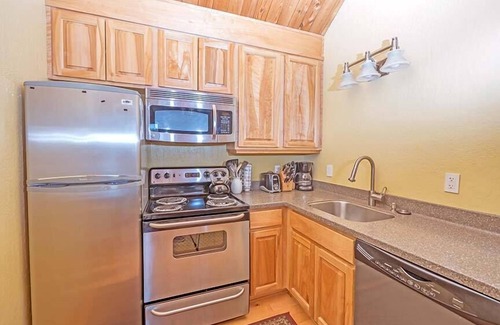 Tahoe Keys Condominio | Deluxe Studio Condo with Private Boat Dock - Spend a Month In Tahoe!