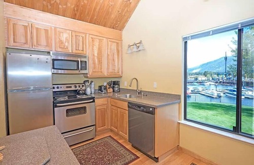 Tahoe Keys Condominio | Deluxe Studio Condo with Private Boat Dock - Spend a Month In Tahoe!