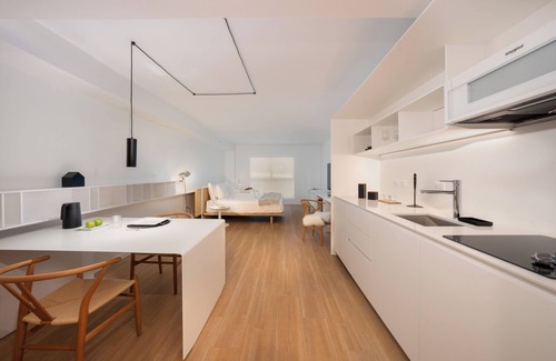 Bal Harbour Apartamento | Deluxe Studio with King size bed, Kitchenette and beach service at Bal Harbour. Beach service included