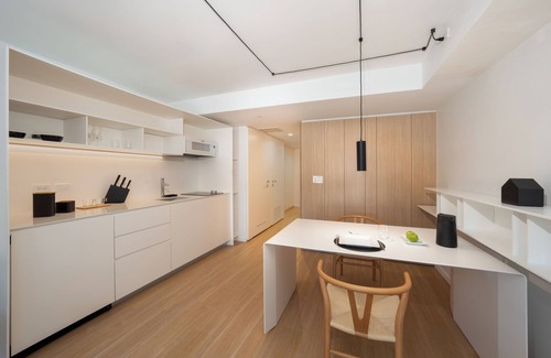 Bal Harbour Apartamento | Deluxe Studio with King size bed, Kitchenette and beach service at Bal Harbour. Beach service included