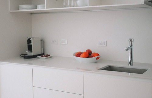 Bal Harbour Apartamento | Deluxe Studio with King size bed, Kitchenette and beach service at Bal Harbour. Beach service included
