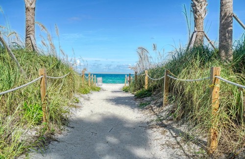 Mid Beach Apartamento | Deluxe Studios and Apartments at the Casablanca