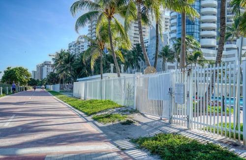 Mid Beach Apartamento | Deluxe Studios and Apartments at the Casablanca
