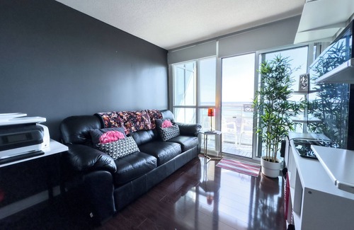 CityPlace Apartamento | Deluxe Suites Near CN Tower Rogers Centre Ripley's & Lake views & Free Parking