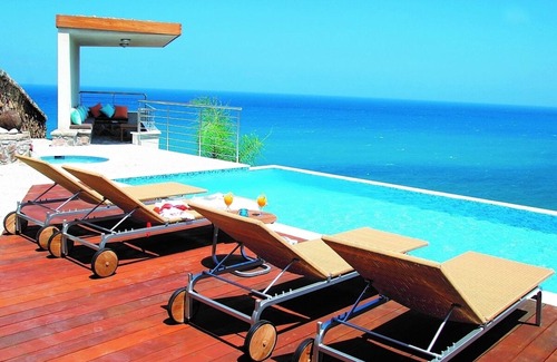 Latchi Villa | Villa moderna de lujo, piscina infinita privada, posición tranquila y majestuosa con espectaculares vistas al mar.