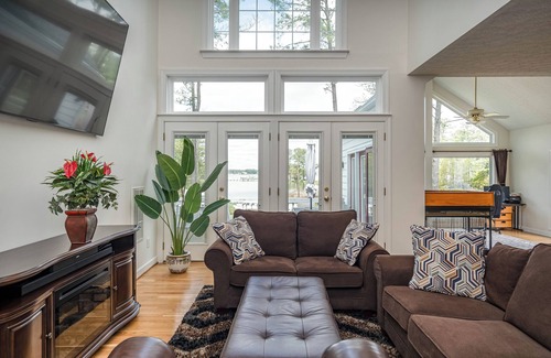 Achilles Casa | Deluxe Waterfront Family Escape. Fishing, Kayaking, Crabbing in your backyard!