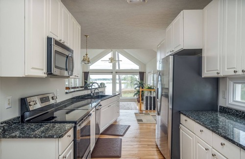 Achilles Casa | Deluxe Waterfront Family Escape. Fishing, Kayaking, Crabbing in your backyard!