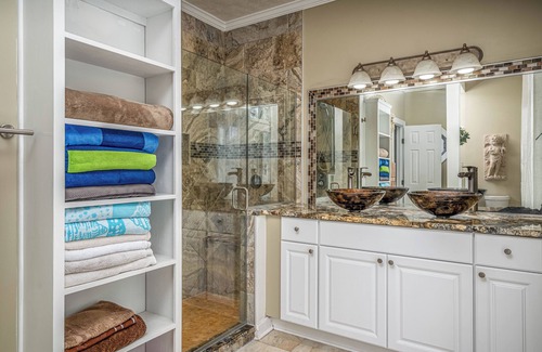 Achilles Casa | Deluxe Waterfront Family Escape. Fishing, Kayaking, Crabbing in your backyard!
