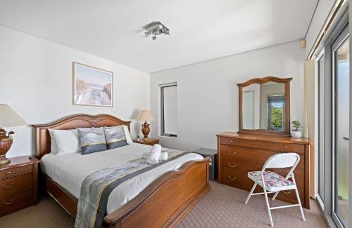 Caringbah South Casa | Deluxe Waterfront Queen Room in Caringbah South - Gorgeous Views All Around - Shared Bathroom