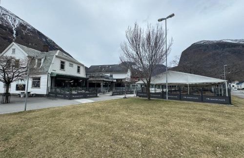 Øvre Ardal Apartamento | Den Vesle Sjarmøren As The most central place in Årdal ! Free Parking on the site !