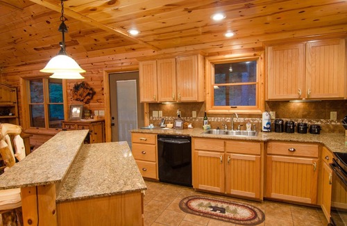 Broken Bow Cabina | Denali Private Cabin Includes Xbox, Hot Tub, and Stone Pizza Oven by Redawning