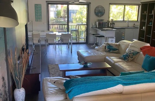 Denhams Beach Casa | Denhams Beach House (with tennis court/pool/wifi!)