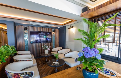 Bayraklı Hotel | DENİZ KIZI