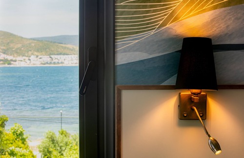Bayraklı Hotel | DENİZ KIZI