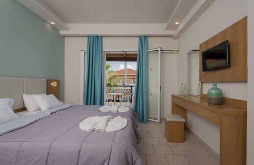 Kalamaki Hotel | Denny's Inn Hotel