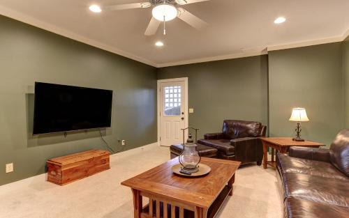 Big Canoe Casa | Dennys Caribou Lodge -Dog Friendly Stone Fireplace King Suites