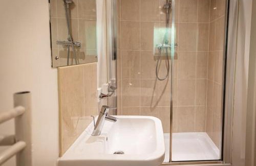 Farley Casa | Denstone, woodland lodge with hot tub for 8