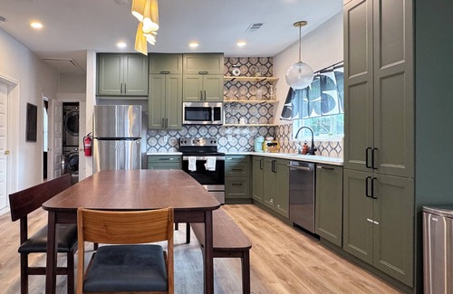 Denton Casa | Denton Newly Renovated 4bed 3bath 2washer/dryers