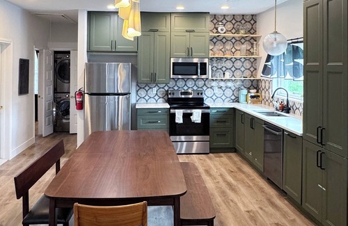 Denton Casa | Denton Newly Renovated 4bed 3bath 2washer/dryers