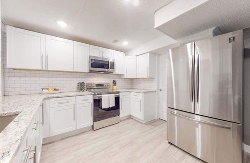 Twin Lakes Casa | Remodel 2 King Beds Lower Unit with Large Backyard