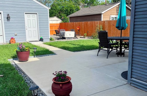 Berkeley Casa | Denver Couples Retreat. Close to Red Rocks, Empower Field & Ball Arena