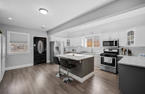 Athmar Park Casa | Denver Home: Hot tub, Theater, Gym 6 bedrooms 3 baths, king bed