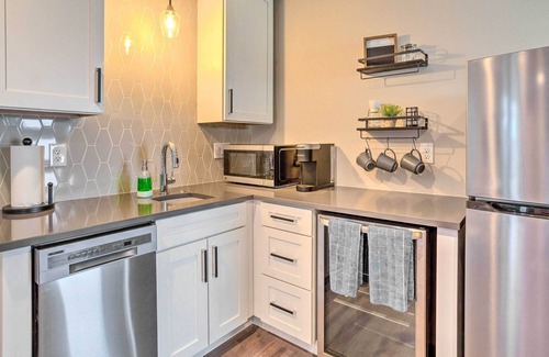 Sunnyside Apartamento | Denver Studio w/ Hot Tub ~ 2 Mi to Downtown!