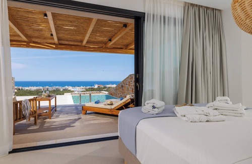 Hersonissos Centre Hotel | Deos Luxury Suites