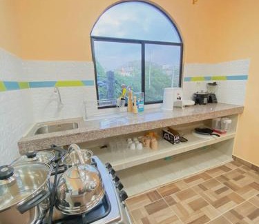 Puerto Baquerizo Moreno Apartamento | Departamento en San Cristóbal a 5 minutos del malecón, con 2 habitaciones, 4 camas, sala de estar, área de comedor, cocina equipada y excelente ubicación - Marysol - Galápagos Home