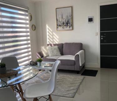 Los Angeles Apartamento | Departamento Los Canelos, a metros de Avenida Las Industrias- Incluye, NETFLIX DirecTV aire acondicionado, Internet