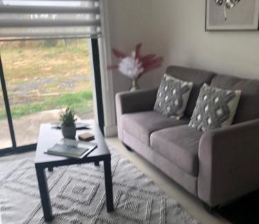Los Angeles Apartamento | Departamento Los Canelos, a metros de Avenida Las Industrias- Incluye, NETFLIX DirecTV aire acondicionado, Internet