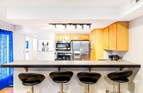 Cherokee Triangle Condominio | Derby Time! Highlands Home with View of Downtown Walkable.