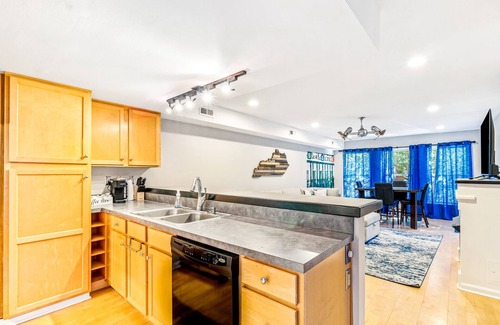 Cherokee Triangle Condominio | Derby Time! Highlands Home with View of Downtown Walkable.