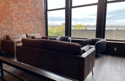 West Main Historic District Apartamento | DerbyCity Plush Loft Gather in Style by Hollyhock