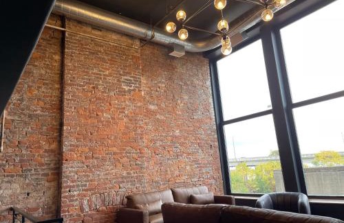 West Main Historic District Apartamento | DerbyCity Plush Loft Gather in Style by Hollyhock