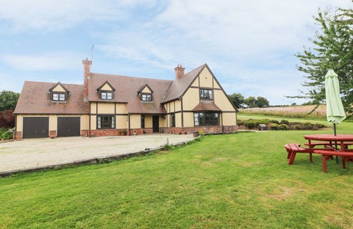 Aughrim Cabaña | DERRYWATER HOUSE, pet friendly in Aughrim, County Wicklow