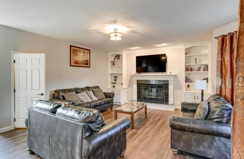 Johnston Casa | Des Moines Suburb Stay with Spacious Layout and Deck!