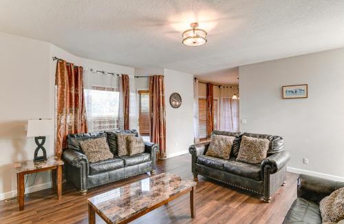 Johnston Casa | Des Moines Suburb Stay with Spacious Layout and Deck!
