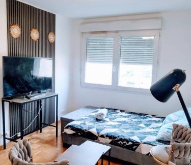 La Courneuve Apartamento | Des studios idéaux pour les professionnels tramway devant l'immeuble