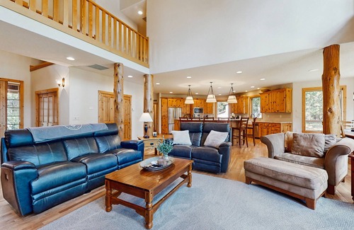 Black Butte Ranch Casa | ¡Vistas al bosque de Deschutes con sala de juegos, piscinas compartidas / jacuzzi, golf en el lugar y más!