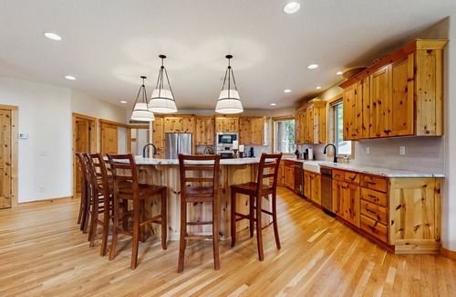 Black Butte Ranch Casa | ¡Vistas al bosque de Deschutes con sala de juegos, piscinas compartidas / jacuzzi, golf en el lugar y más!