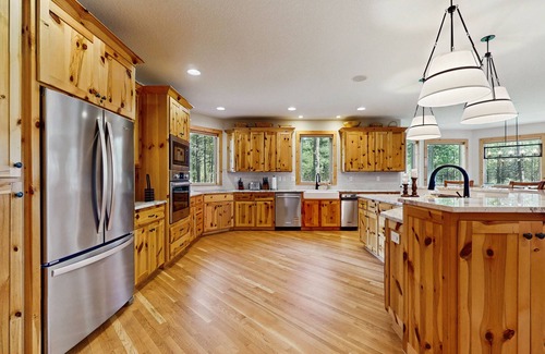 Black Butte Ranch Casa | ¡Vistas al bosque de Deschutes con sala de juegos, piscinas compartidas / jacuzzi, golf en el lugar y más!