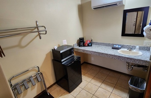 Maupin Apartamento | Deschutes Motel - Macks Canyon - Queen Suite w/ 1 Queen Bed