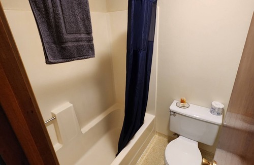 Maupin Apartamento | Deschutes Motel - Macks Canyon - Queen Suite w/ 1 Queen Bed