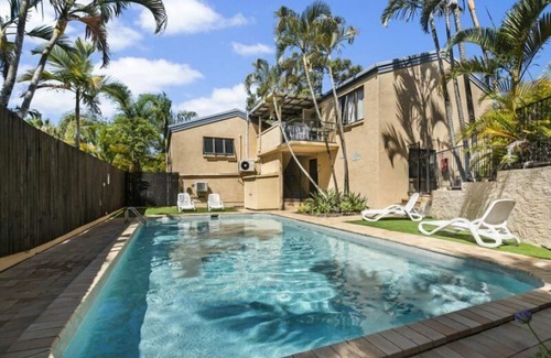 Noosa Heads Apartamento | Descola 10 - On Noosa Hill this top-level unit with ocean views from the balcony