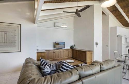 Noosa Heads Apartamento | Descola 10 - On Noosa Hill this top-level unit with ocean views from the balcony