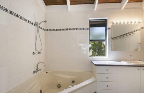 Noosa Heads Apartamento | Descola 10 - On Noosa Hill this top-level unit with ocean views from the balcony